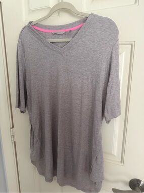 Isaac Mizrahi Light Gray V-Neck Short Sleeve Tee with Pink Neck Trim